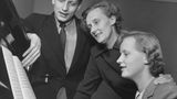 Lindgren (M.) mit ihren Kindern Lars und Karin am Klavier in ihrer Stockholmer Wohnung, in der sie bis zu ihrem Tod 2002 lebte