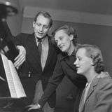 Lindgren (M.) mit ihren Kindern Lars und Karin am Klavier in ihrer Stockholmer Wohnung, in der sie bis zu ihrem Tod 2002 lebte