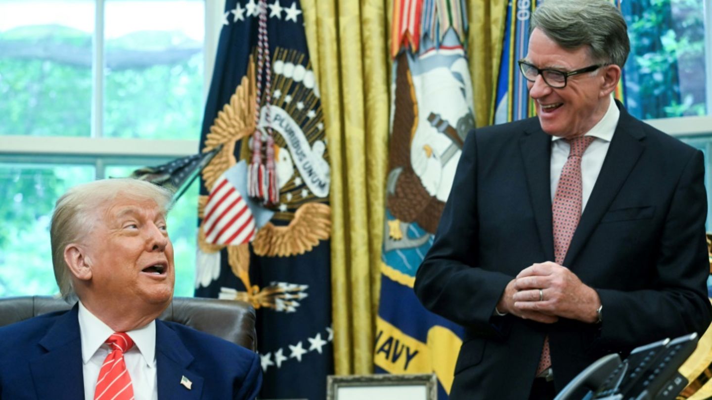 Trump mit dem britischen Botschafter Mandelson (r.)