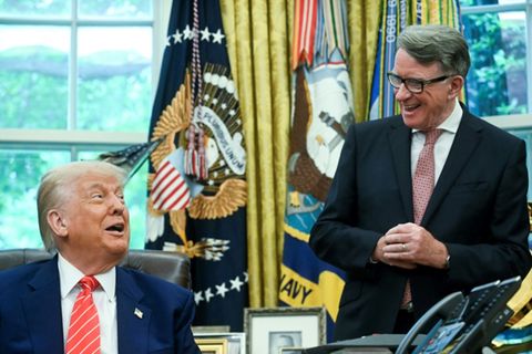 Trump mit dem britischen Botschafter Mandelson (r.)