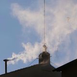 Weißer Rauch tritt aus dem Schornstein des Vatikan