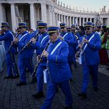 Blasorchester schreitet über Petersplatz