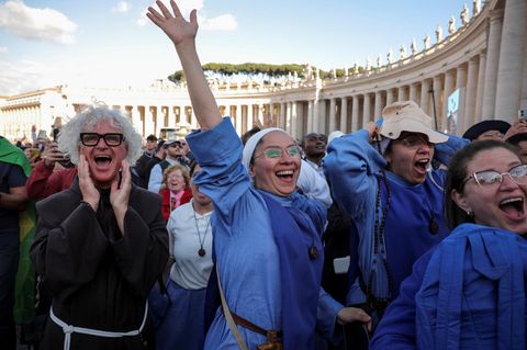 Jubende und winkende Nonnen auf dem Petersplatz