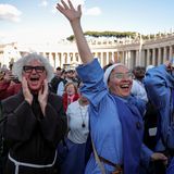 Jubende und winkende Nonnen auf dem Petersplatz