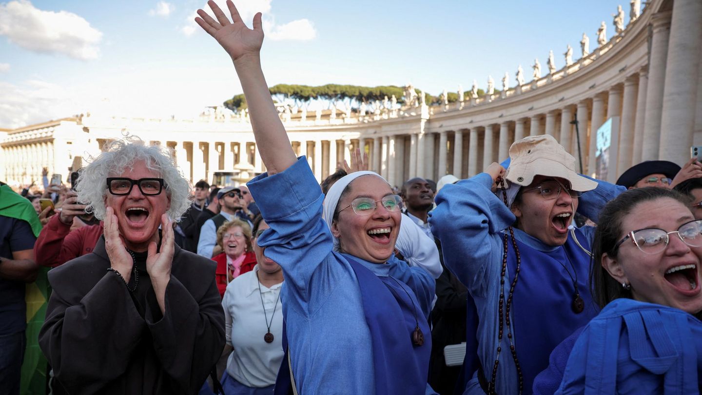 Jubende und winkende Nonnen auf dem Petersplatz
