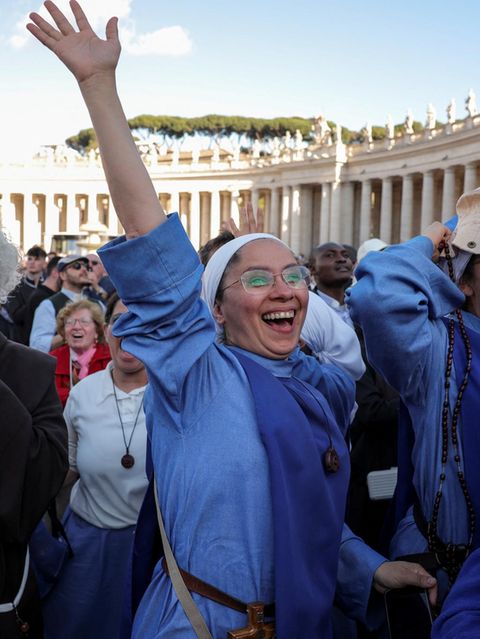 Jubende und winkende Nonnen auf dem Petersplatz