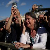 Frau weint vor Erleichterung und Freude auf dem Petersplatz