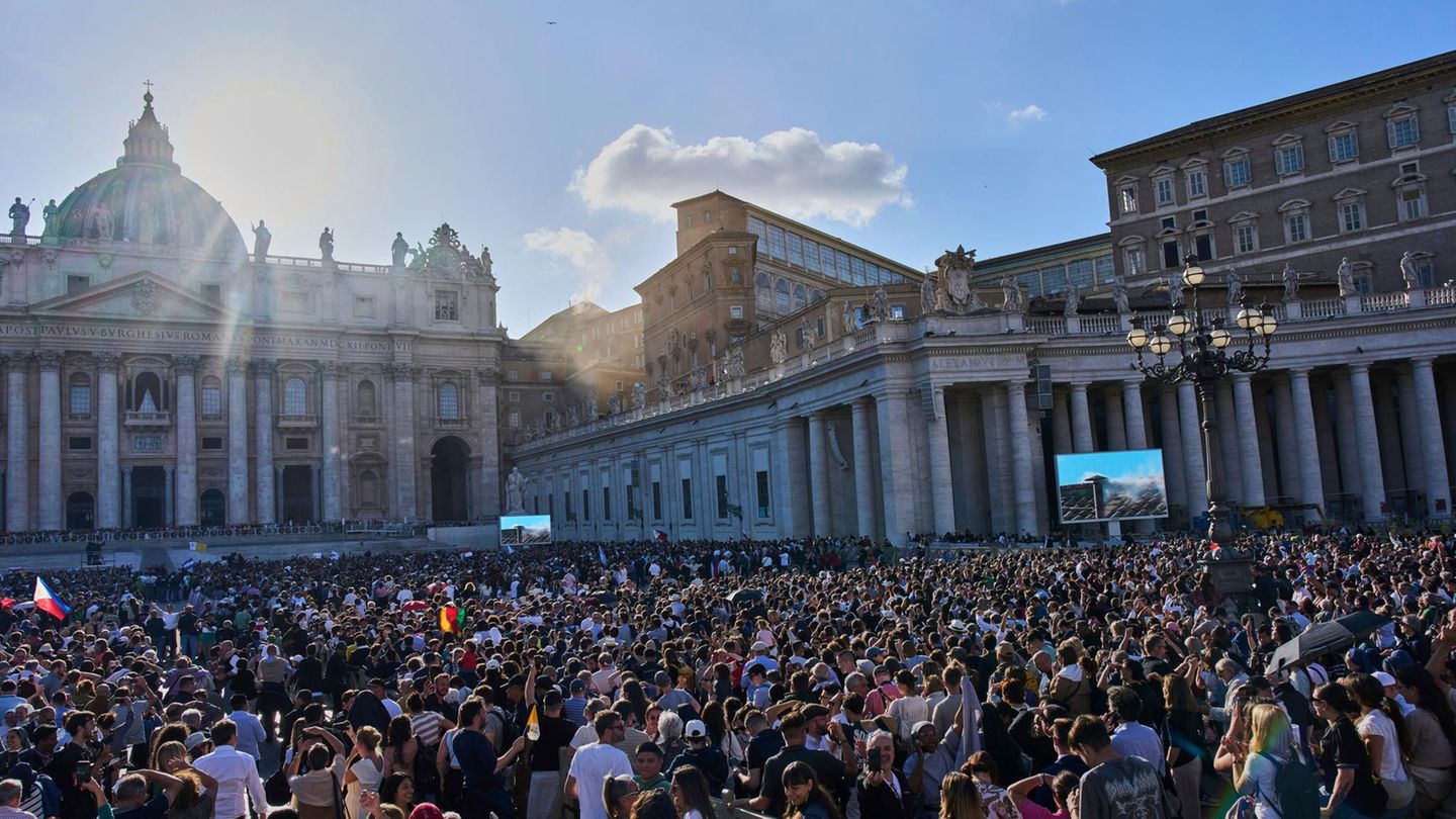 Menschenmassen vor dem Petersdom