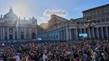 Menschenmassen vor dem Petersdom