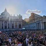 Menschenmassen vor dem Petersdom
