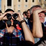 Mensch mit Fernglas blickt gebannt