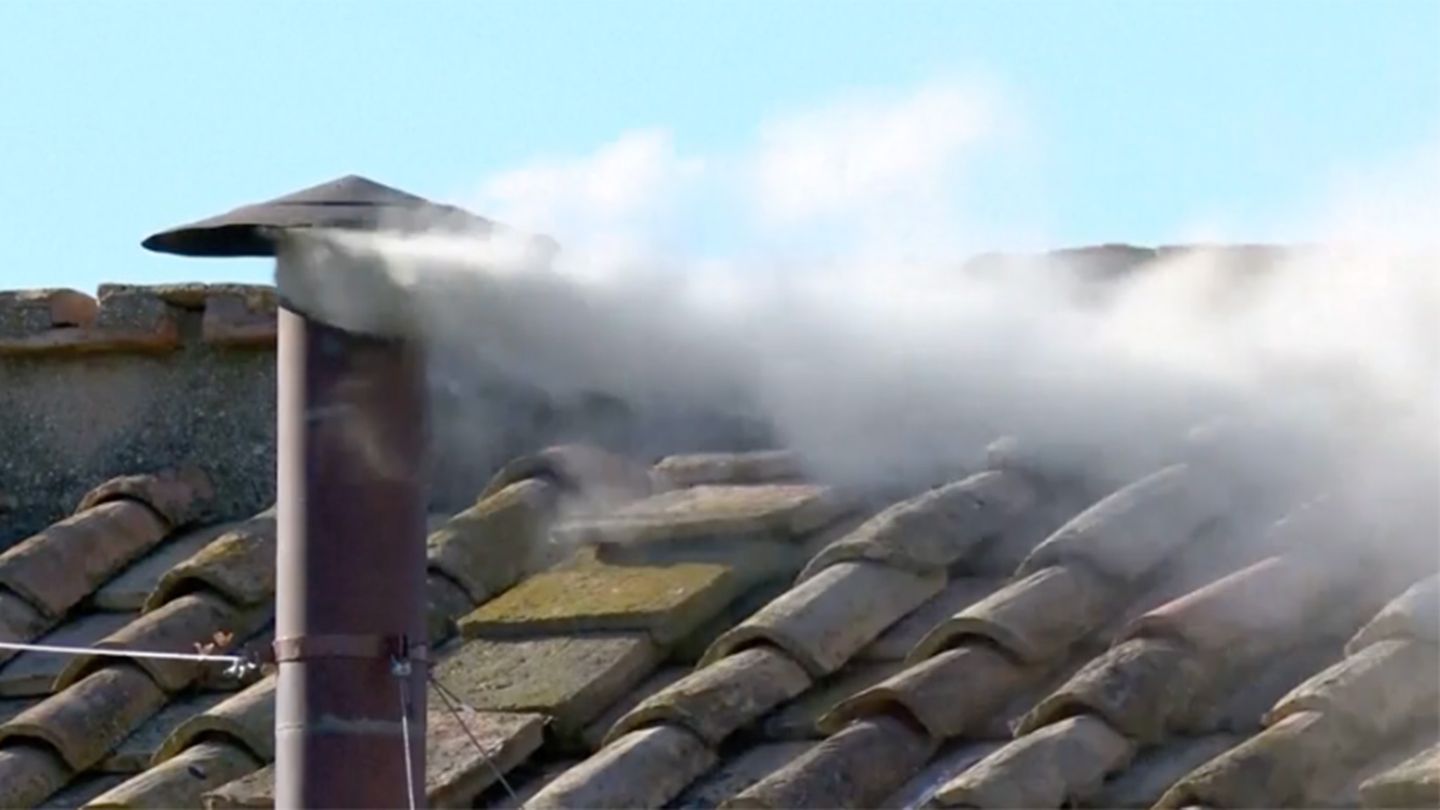 Habemus Papam!: Weißer Rauch für neuen Papst – die ersten Jubelbilder aus Rom