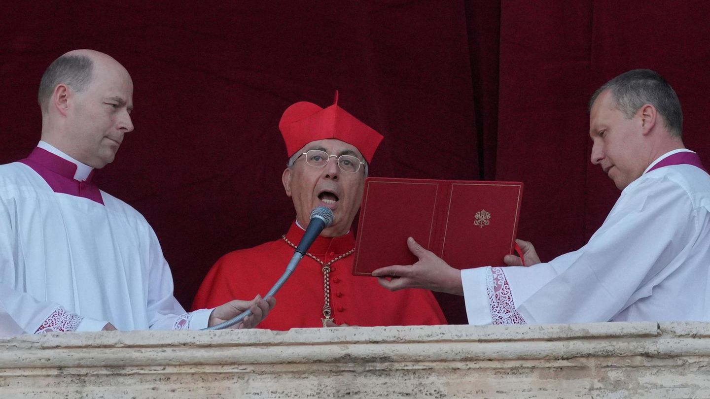 Kardinal Dominique Mamberti verkündet die Wahl des neuen Papstes im Vatikan