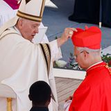 Archivbild: Papst Franziskus setzt Kardinal Robert Francis Prevost eine Kopfbedeckung auf