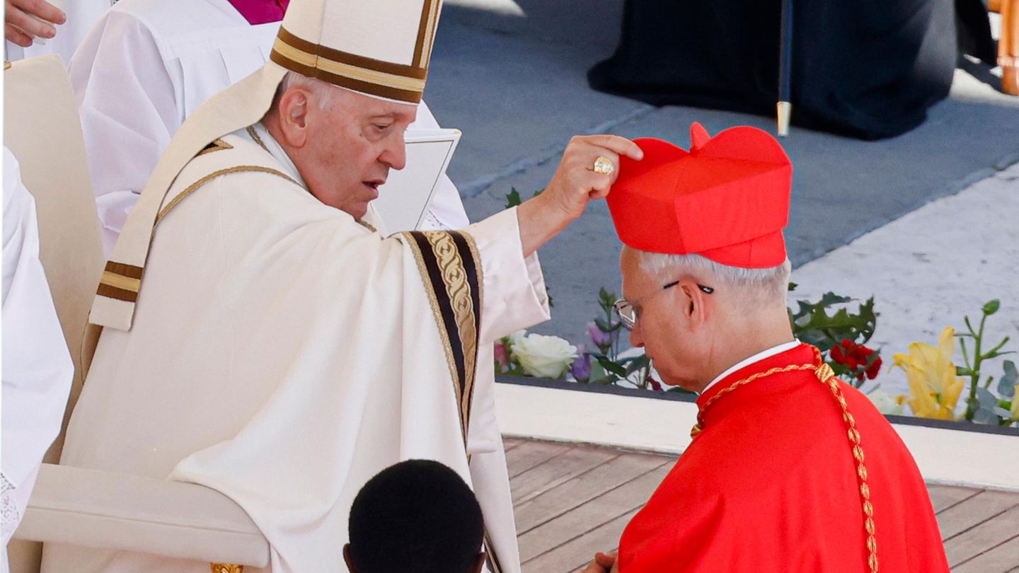 Archivbild: Papst Franziskus setzt Kardinal Robert Francis Prevost eine Kopfbedeckung auf