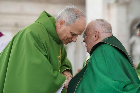 Papst Franziskus schüttelt Kardinal Robert Francis Prevost die Hand während der Messe für das Jubiläum der Streitkräfte im Vatikan Anfang Februar 2025