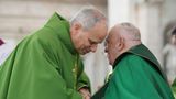Papst Franziskus schüttelt Kardinal Robert Francis Prevost die Hand während der Messe für das Jubiläum der Streitkräfte im Vatikan Anfang Februar 2025