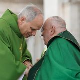Papst Franziskus schüttelt Kardinal Robert Francis Prevost die Hand während der Messe für das Jubiläum der Streitkräfte im Vatikan Anfang Februar 2025