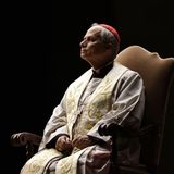 Robert Francis Prevost sitzt auf einem Stuhl vor schwarzem Hintergrund