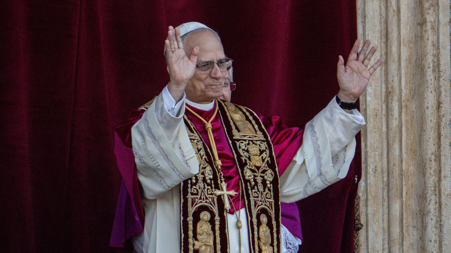 Robert Francis Prevost als Papst Leo XIV hebt die Hände auf der Loggia