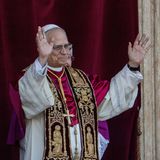 Robert Francis Prevost als Papst Leo XIV hebt die Hände auf der Loggia