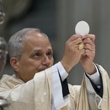 Kardinal Robert Francis Prevost hält eine Hostie in der Hand