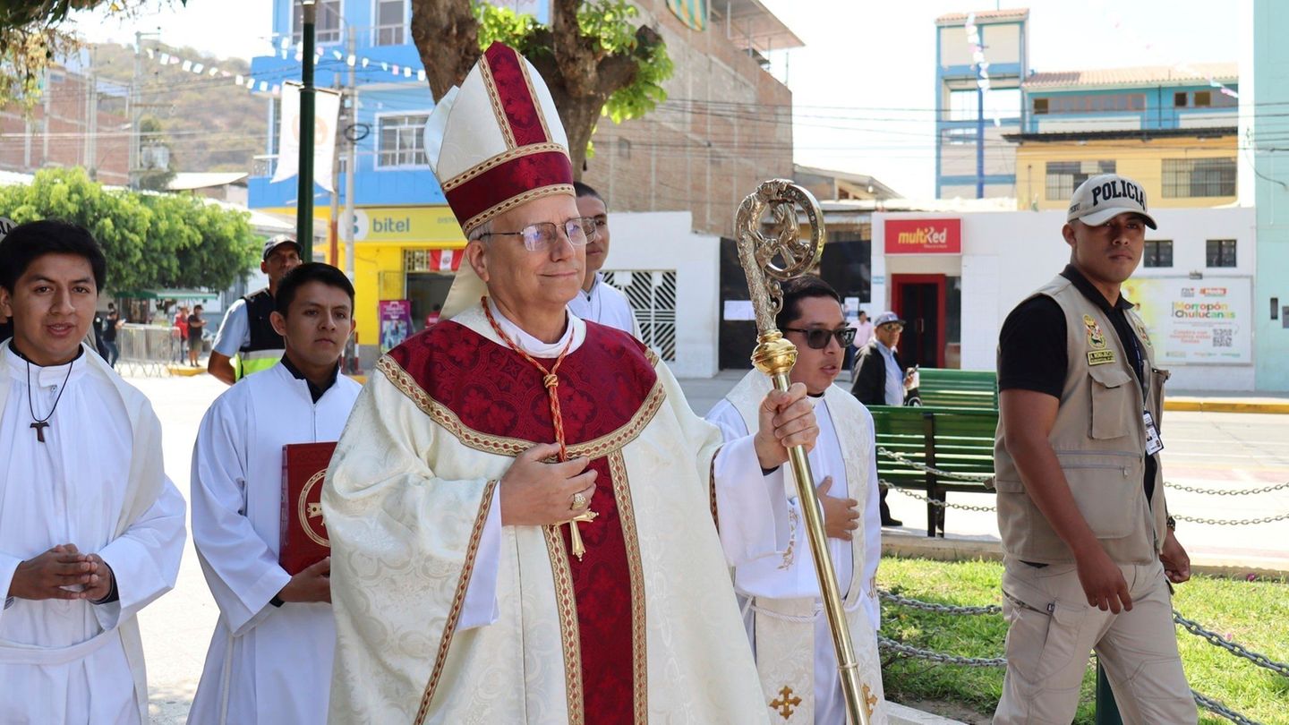 Neuer Papst: Ab Mitte der 1980er Jahre war Prevost als Missionar in Peru tätig. Dort gründete er Pfarreien, leitete ein Priesterseminar und war in der Bischofsausbildung aktiv. 2015 ernannte ihn Papst Franziskus zum Bischof von Chiclayo, einer Diözese im Norden des Landes. Hier leitet er eine Festprozession zu Ehren seiner Diözese im August 2024 Ab Mitte der 1980er Jahre war Prevost als Missionar in Peru tätig. Dort gründete er Pfarreien, leitete ein Priesterseminar und war in der Bischofsausbildung aktiv. 2015 ernannte ihn Papst Franziskus zum Bischof von Chiclayo, einer Diözese im Norden des Landes. Hier leitet er eine Festprozession zu Ehren seiner Diözese im August 2024