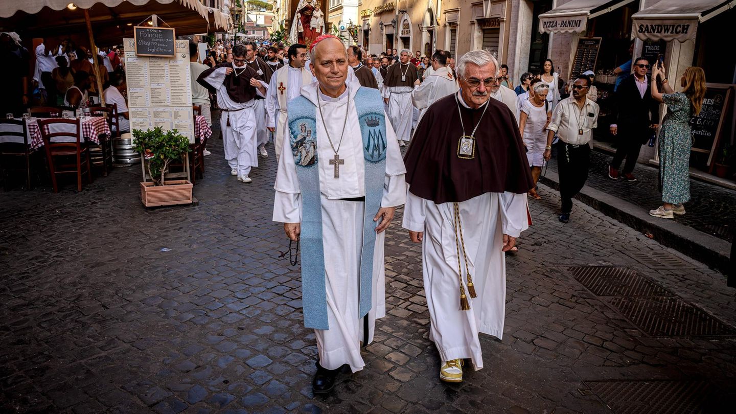 Kardinal Robert Francis Prevost führt im Juli 2024 in seiner Rolle als Präsident der Päpstlichen Kommission für Lateinamerika die Prozession zu Ehren der Madonna vom Karmel in Rom an, während die Madonnenstatue hinter ihm her getragen wird