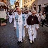 Kardinal Robert Francis Prevost führt im Juli 2024 in seiner Rolle als Präsident der Päpstlichen Kommission für Lateinamerika die Prozession zu Ehren der Madonna vom Karmel in Rom an, während die Madonnenstatue hinter ihm her getragen wird