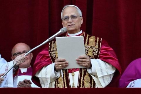 Robert Francis Prevost spricht erstmals als Papst Leo XIV. zu den Menschen auf dem Petersplatz. Auch die sozialen Medien nutzt er als Sprachrohr