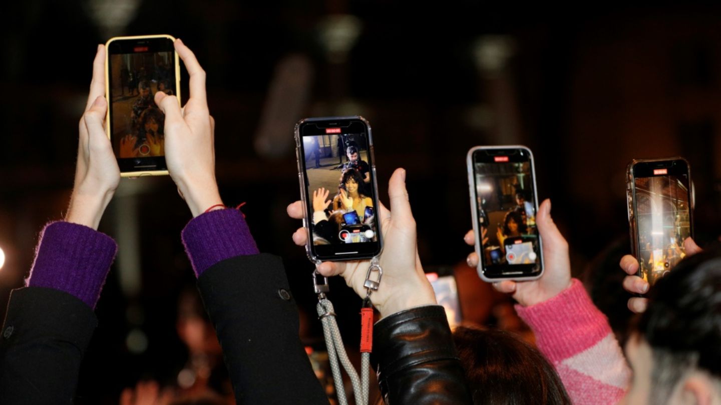 Fans mit Smartphones
