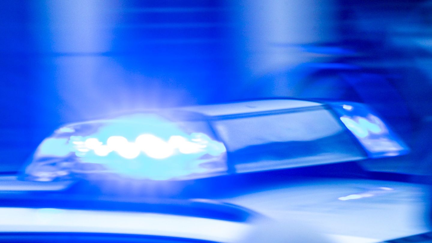 Kriminalit-t-Mann-droht-Polizei-mit-Waffe-und-wird-selbst-schwer-verletzt