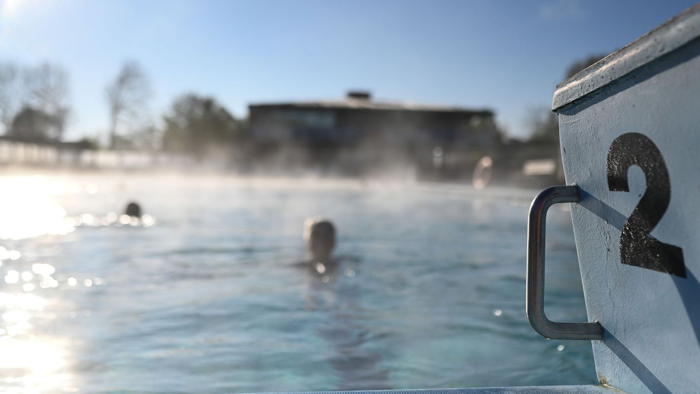 Schwimmen-Startschuss-in-die-Freibadsaison-Hoffnung-auf-Sommerspa-