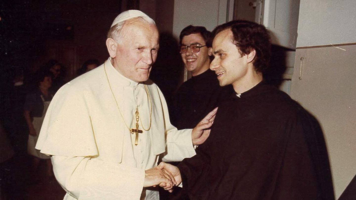 Papst Johannes Paul II. (links) starb 2005. Es folgten Papst Benedikt XVI. (bis 2013), Papst Franziskus und nun Robert Prevost (rechts) als Papst Leo XIV.