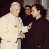 Papst Johannes Paul II. (links) starb 2005. Es folgten Papst Benedikt XVI. (bis 2013), Papst Franziskus und nun Robert Prevost (rechts) als Papst Leo XIV.