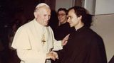 Papst Johannes Paul II. (links) starb 2005. Es folgten Papst Benedikt XVI. (bis 2013), Papst Franziskus und nun Robert Prevost (rechts) als Papst Leo XIV.