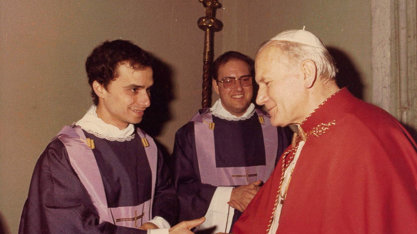 Treffen mit dem Vor-Vor-Vorgänger: Der junge Robert Prevost trifft den verstorbenen Papst Johannes Paul II.  