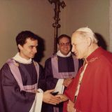 Treffen mit dem Vor-Vor-Vorgänger: Der junge Robert Prevost trifft den verstorbenen Papst Johannes Paul II.  