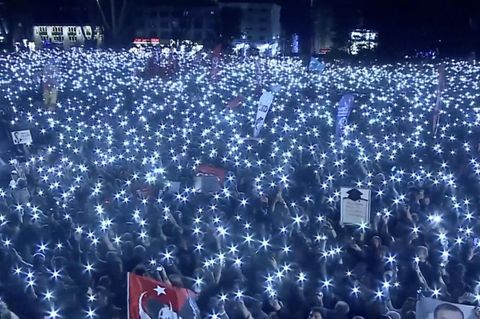 Tausende Menschen leuchten für die Freilassung von Erdogans Oppositonskandidat Imamoglu