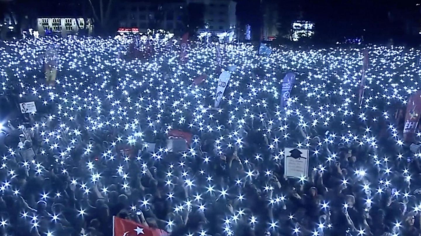 Istanbul: Turkish opposition relies against Erdogan on the power of light