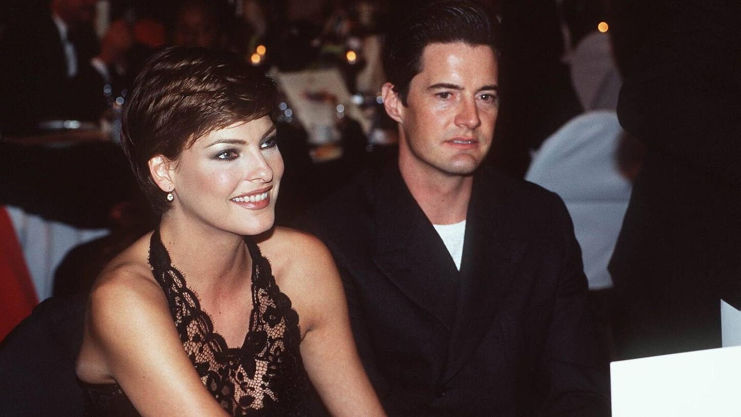 Linsa Evangelista mit ihrem Freund Kyle MacLachlan, beide tragen schwarze Kleidung