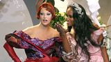 Linda Evangelista mit Naomi Campbell auf dem Laufsteg in schrillen Kleidern von John Galliano für Dior