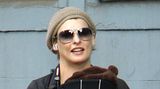 Linda Evangelista mit Sonnenbrille in New York, sie trägt ihr Baby in einer Trage vor der Brust