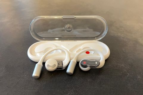 Die Nothing Ear (open) liegen vor ihrem Ladecase