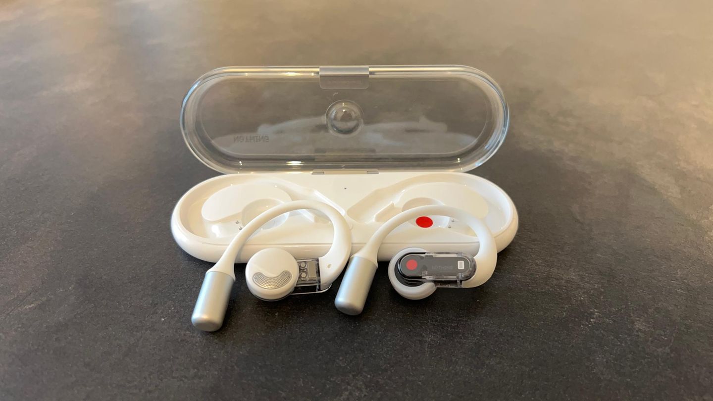 Die Nothing Ear (open) liegen vor ihrem Ladecase