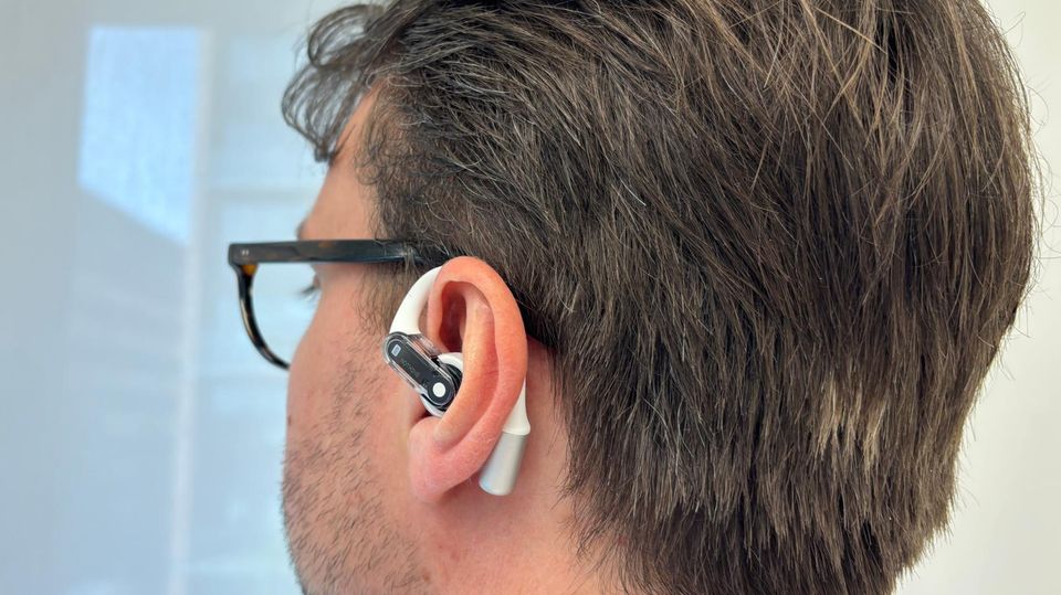 Ein Mann trägt die Nothing Ear (open)