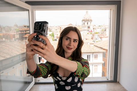 Lily Collins spielt die Hauptrolle in der Netflix-Serie "Emily in Paris"