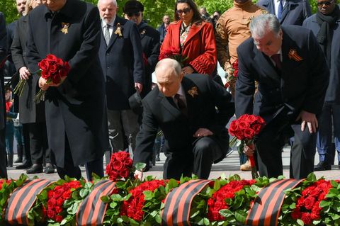 Putin am Grab des Unbekannten Soldaten in Moskau