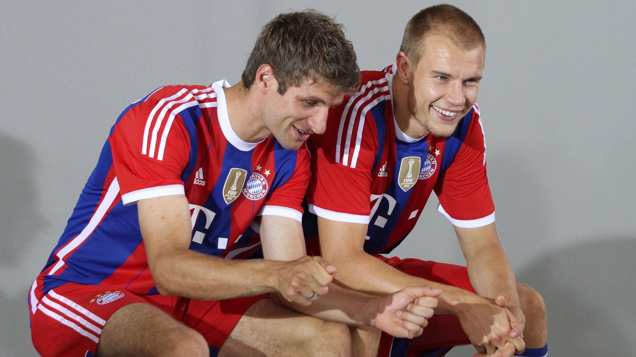 Thomas Müller und Holger Badstuber sitzen 2014 für ein Fotoshooting auf einer Bank