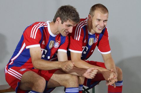 Thomas Müller und Holger Badstuber sitzen 2014 für ein Fotoshooting auf einer Bank